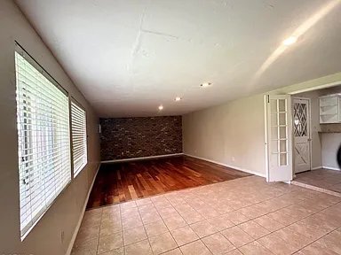 Building Photo - 4437 E Clarendon Ave