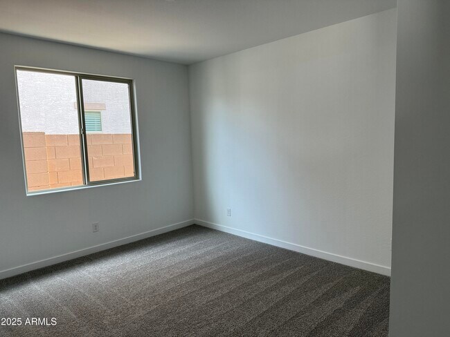 Building Photo - 40563 W Michaels Dr