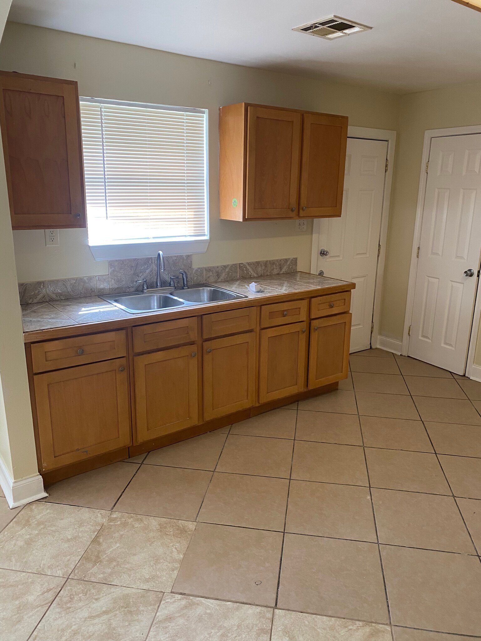 Building Photo - 8703 Dinkins St