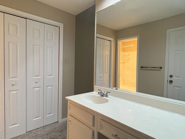 Building Photo - Wonderful 2/2 in Perfect Far West Location