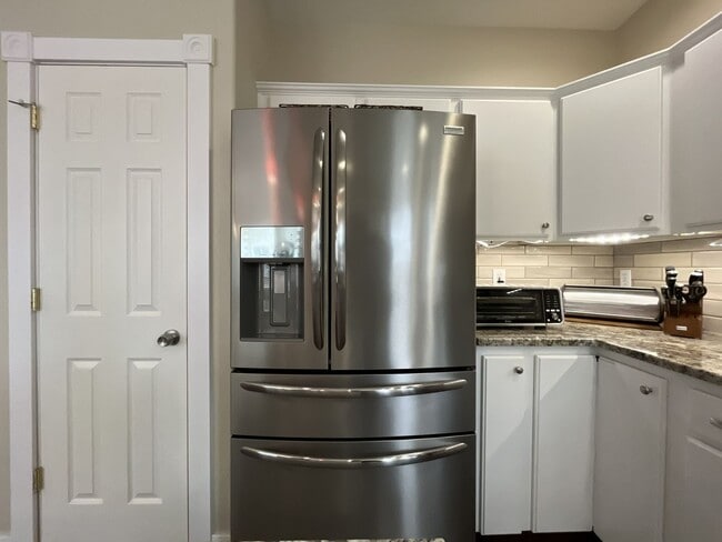 Building Photo - Elegant 5BR + Bonus Room Home with Bay Windows, Entertainment Room & Oversized Primary Retreat