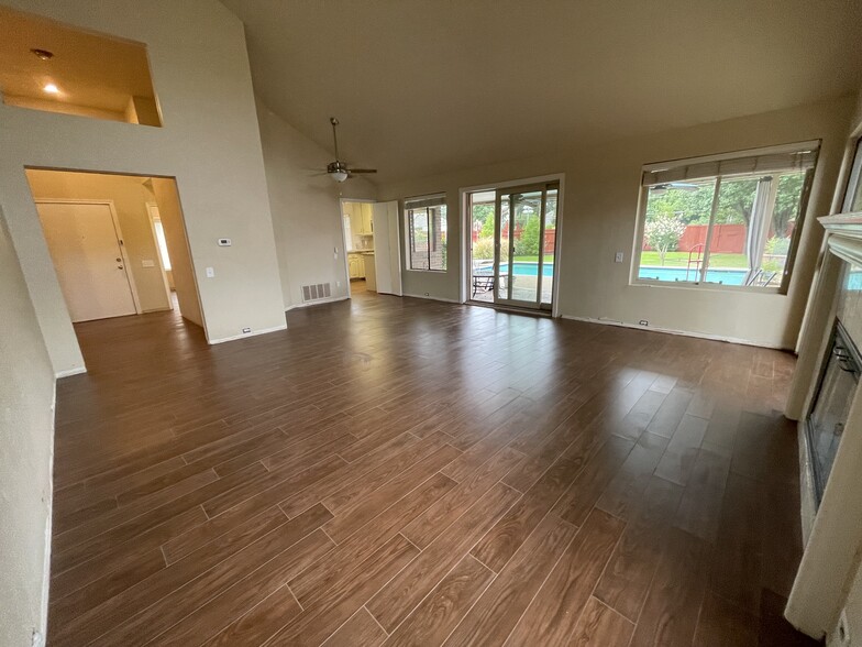 living room - 3907 Winter Park Ln