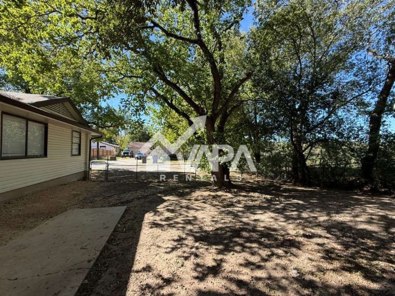 Building Photo - 4103 Family Tree Dr