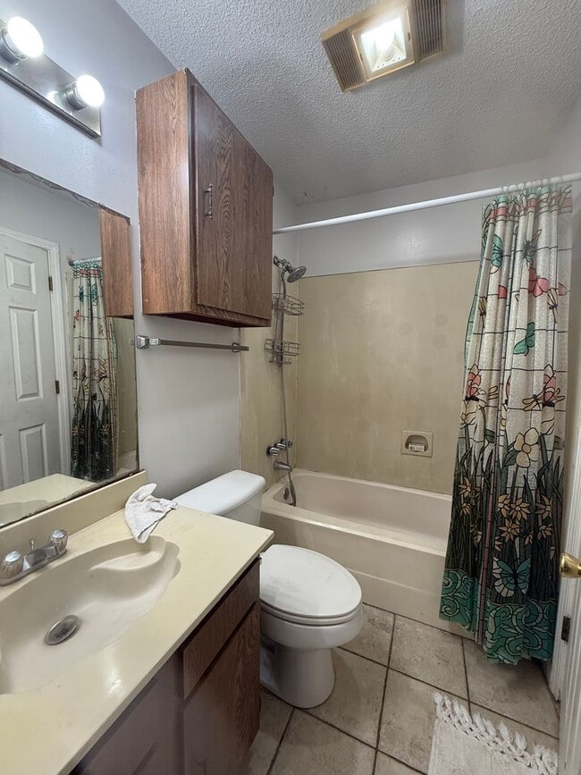 Building Photo - Condo in Kingspoint