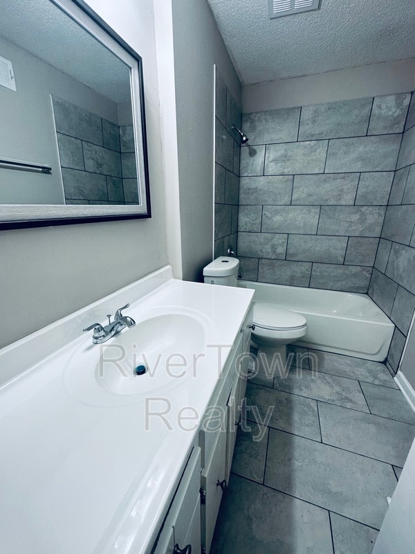 Building Photo - 2864 Whitney Ave