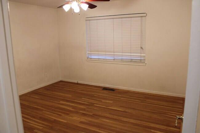 Building Photo - Charming 3 Bed 1 Bath House on tree lined ...