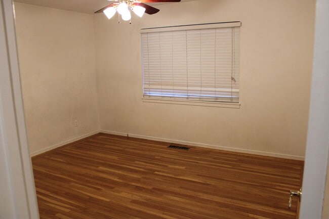 Building Photo - Charming 3 Bed 1 Bath House on tree lined street