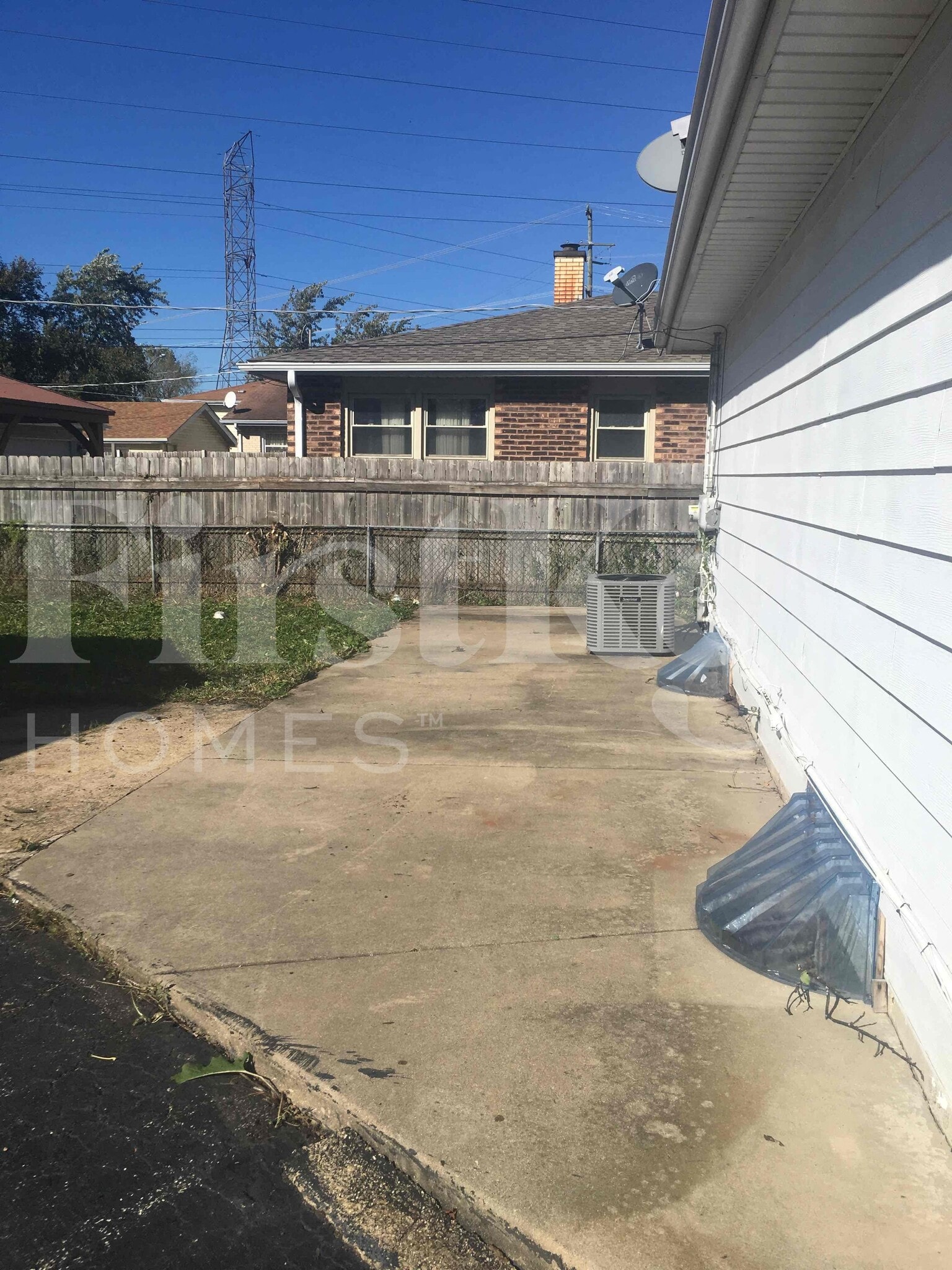 Building Photo - 410 S Villa Ave