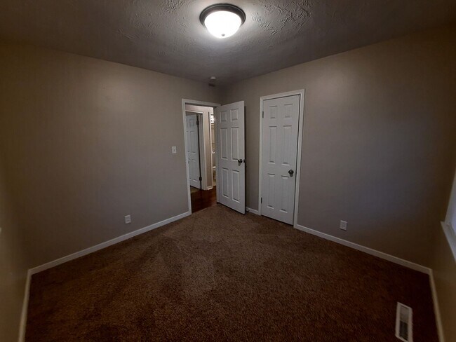 Building Photo - 3 Bedroom, 1 Bathroom Home!