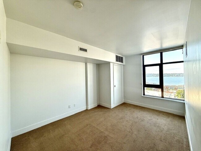 Building Photo - Bright City View Condo For Rent in North Belltown Area