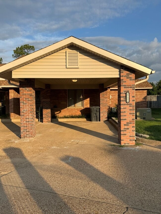Building Photo - 2 or 3 Bed / 2 Bath Condo in Greenbriar Available Soon!