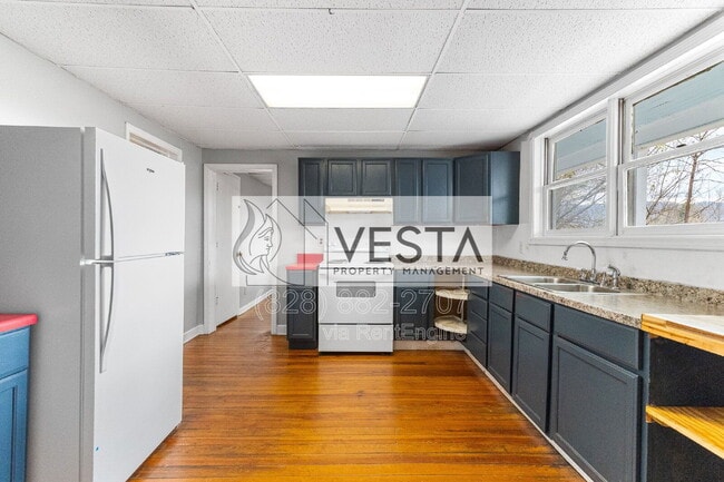 Building Photo - 240 Hillside St