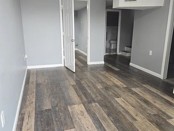 Building Photo - House for rent 4 bedroom and 2 complete bathroom, finished basement with kitchen, bathroom, parki...