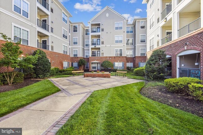 Building Photo - 4860 Eisenhower Ave