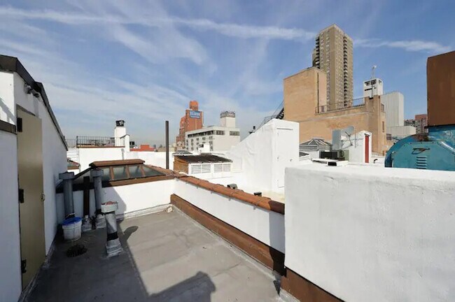 Building Photo - 468W W 47th St