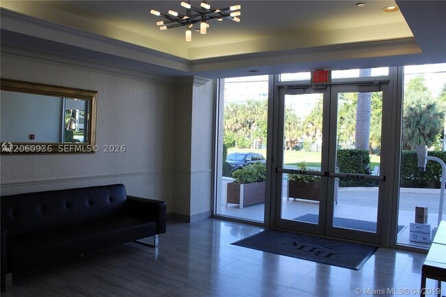 Building Photo - 10140 W Bay Harbor Dr