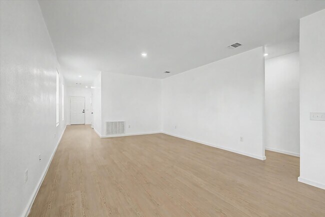 Building Photo - 511 Louis Ln