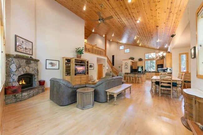 Building Photo - 11400 Thelin Dr