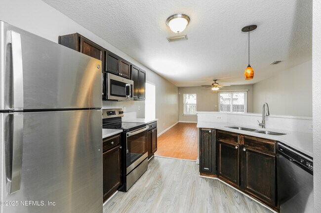 Building Photo - 121 Buck Run Way