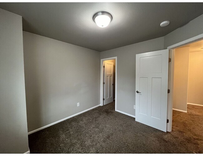 Building Photo - Townhouse Style 3 Bedroom
