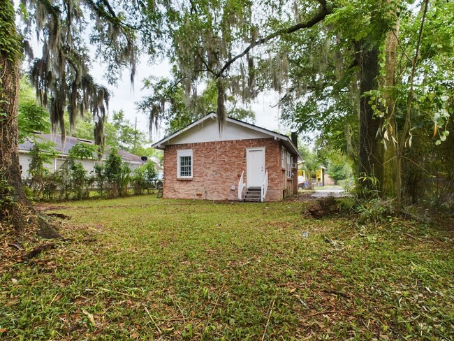 Building Photo - 2/1 in West Jax! $25 APP FEE!