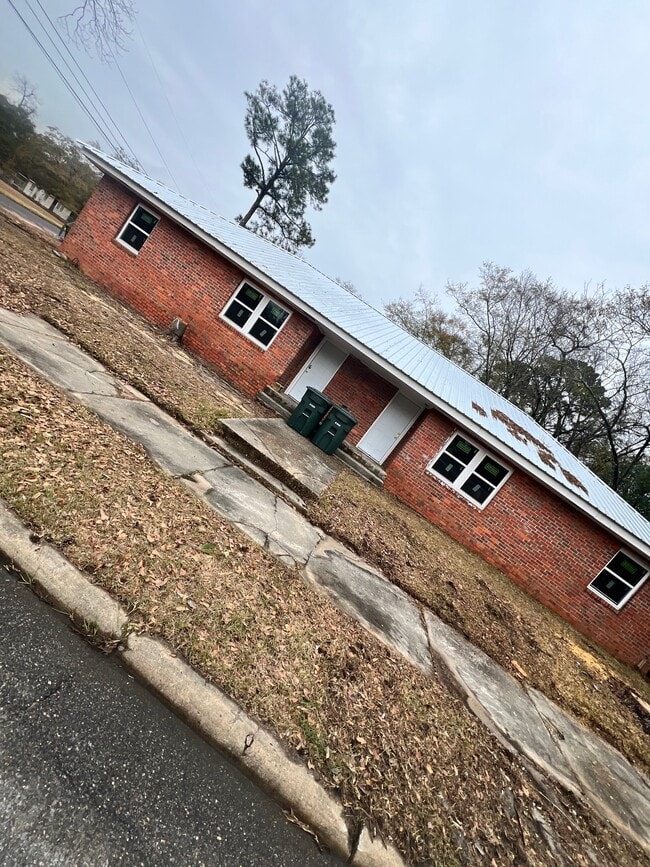 Building Photo - 626 Catalpa Ave