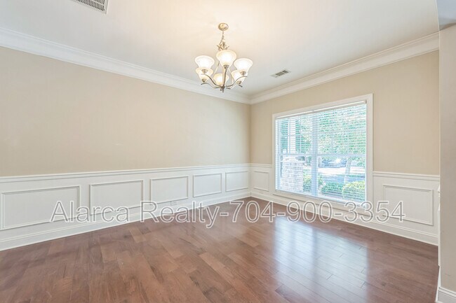 Building Photo - 1020 Ridgehaven Rd