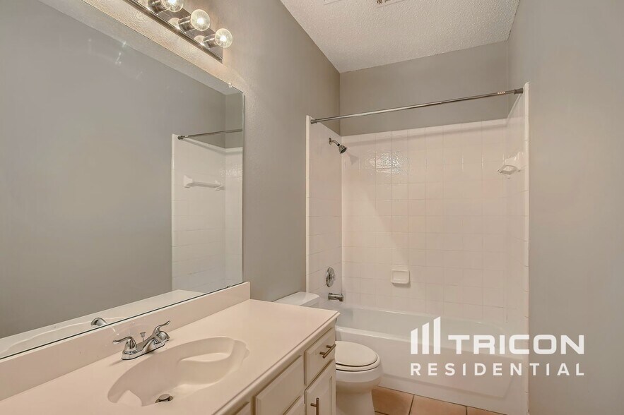 Building Photo - 2021 Cantura Dr