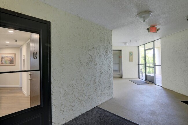 Building Photo - 9612 Riverside Dr