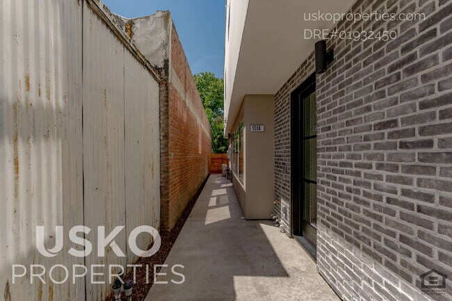 Building Photo - "Chic Urban Living: Spacious 2-Bed, 2-Bath...