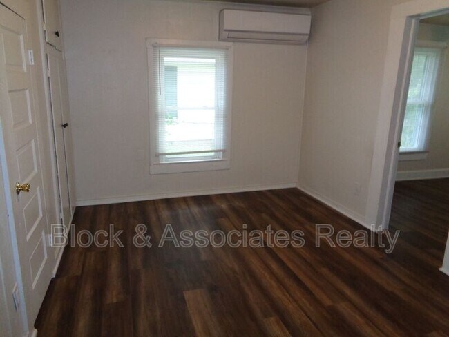 Building Photo - 405 Dobson St