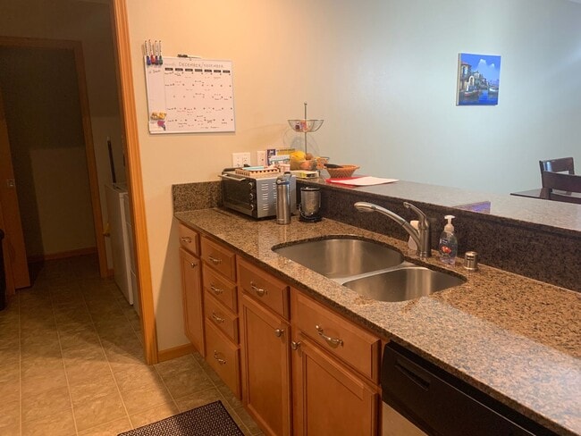 Building Photo - ***PENDING APPLICATION***Modern and stylish 3 bedroom home in Lovely Neighborhood