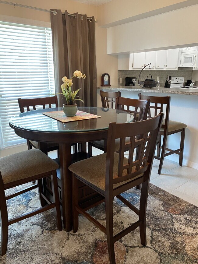 Building Photo - "Fully Furnished 2-Bed Condo Oasis in Tarpon Springs – Your Cozy Retreat Awaits!"