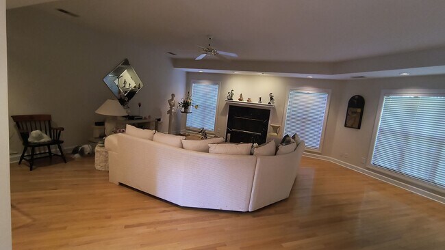 Building Photo - 423 Brightwood Dr