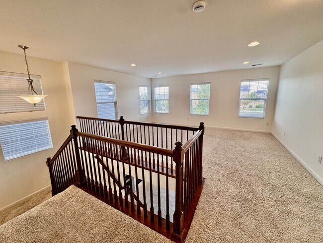 Building Photo - Large 4 bedroom home with a Fully Finished...