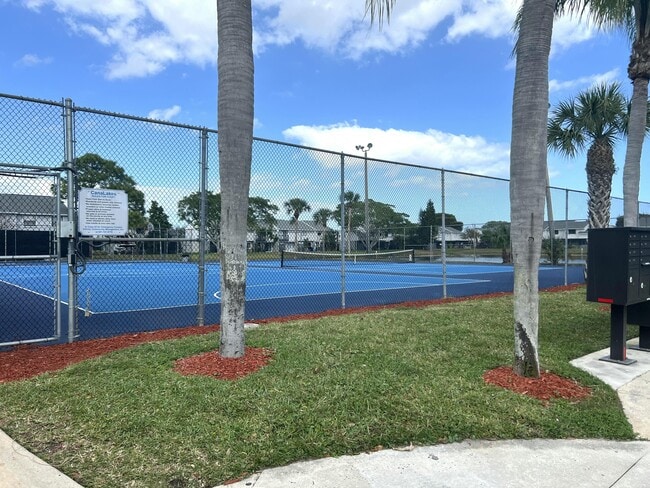 Building Photo - 102 Shoreview Dr