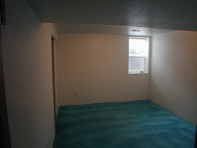 Building Photo - House For Lease