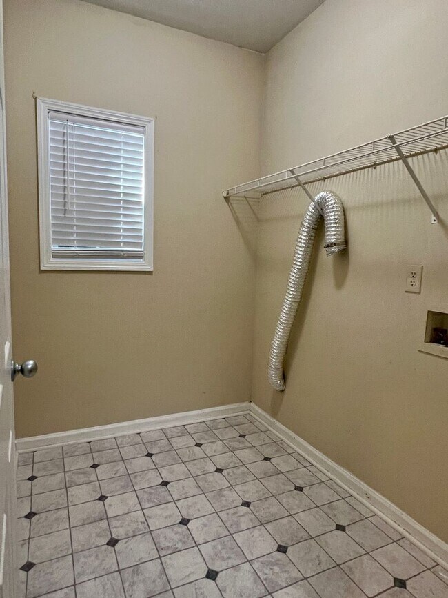 Building Photo - Large 4 Bedroom 2.5 Bath Home