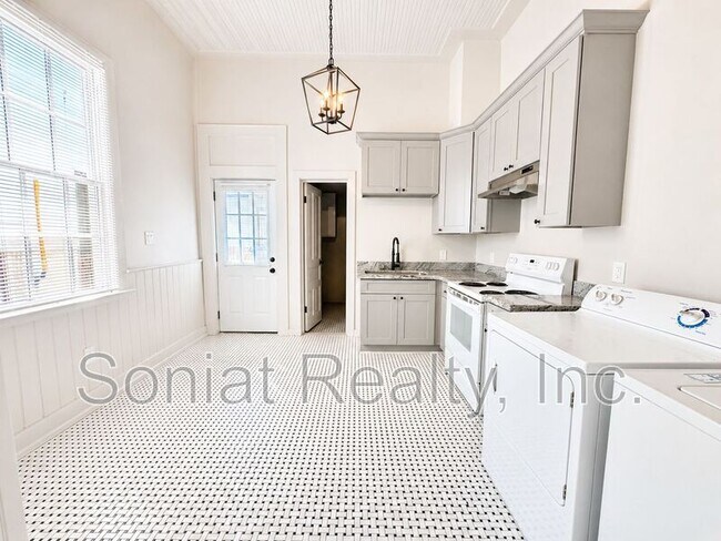 Building Photo - 2508 Freret St