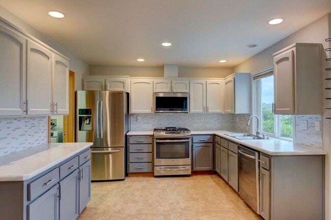 Building Photo - Stunning 4 Bedroom, 2.5 Bathroom Home With...