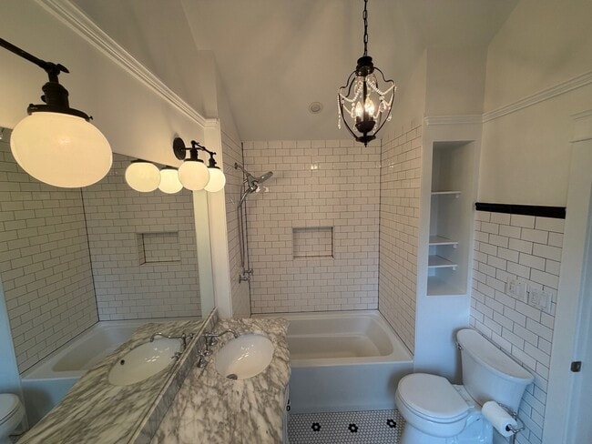 Building Photo - 207 E Custer St