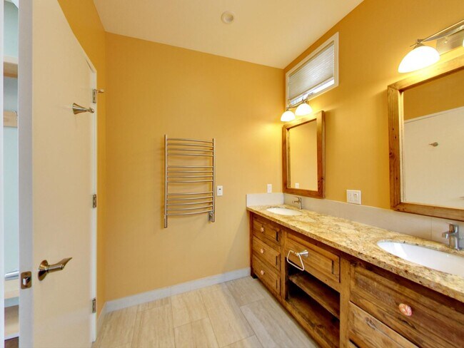Building Photo - Stunning 4BR/3BA Home with Office, Laundry...