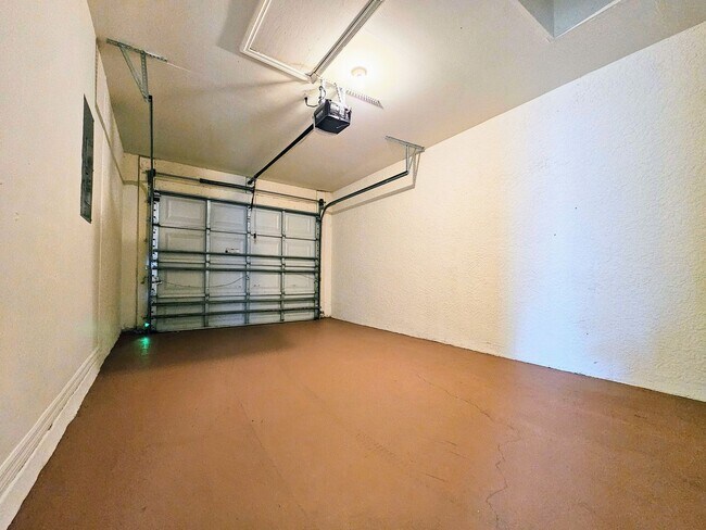Building Photo - Great 3-bedrooms, 2 baths duplex with new ...