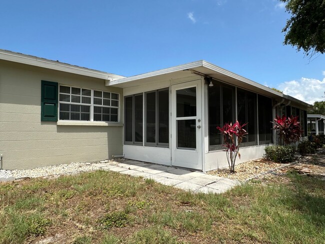 Building Photo - Perfect 2/2 Sarasota villa plus screened l...