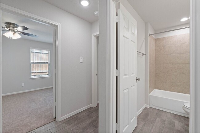 Building Photo - 914 Golden Willow Ln