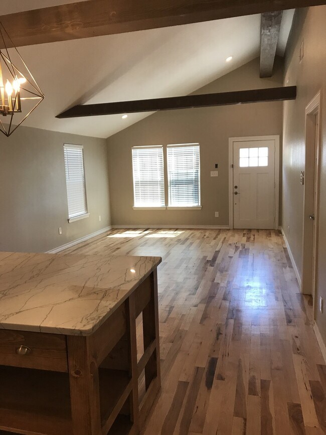 Building Photo - Super Cute 1/1 Cottage