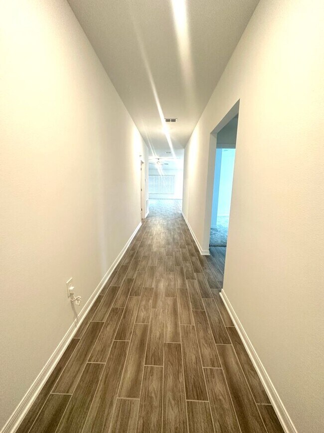 Building Photo - Brand New 4 bed inCypress Park - Haines City