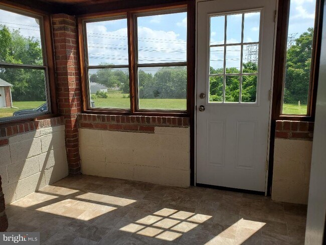 Building Photo - 326 Wellham Ave