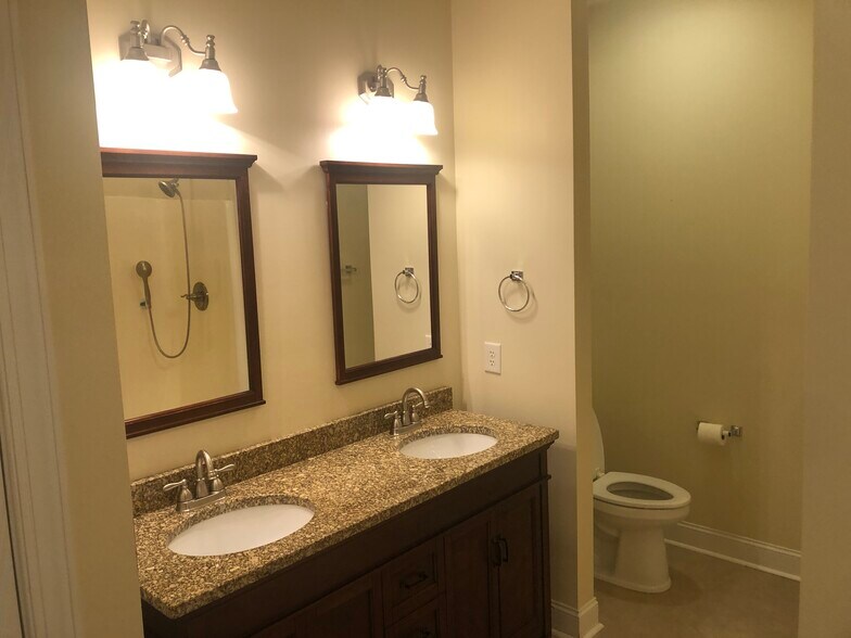 Master bath - 205 E Stableford Dr