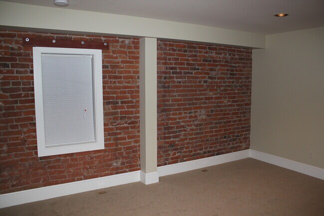 Building Photo - 109 West Third Ave #201